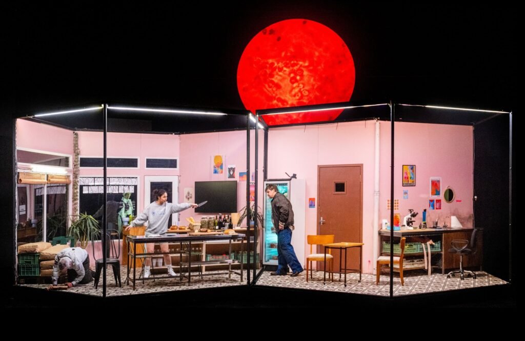 Scena iš spektaklio „Fermentacija“, režisierius Antanas Obcarskas