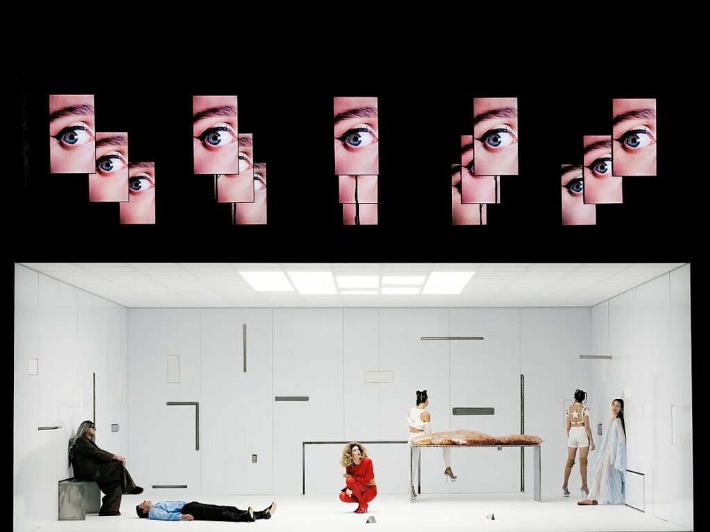 Scena iš spektaklio „Sugrįžimas“, režisierius Naubertas Jasinskas (Klaipėdos dramos teatras, 2024). Martyno Norvaišo nuotrauka