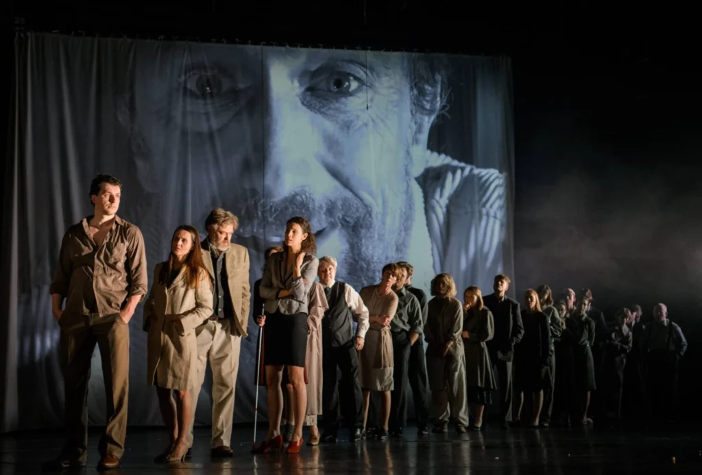 Scena iš spektaklio „Keliaujantys“. Lauros Vansevičienės nuotr.