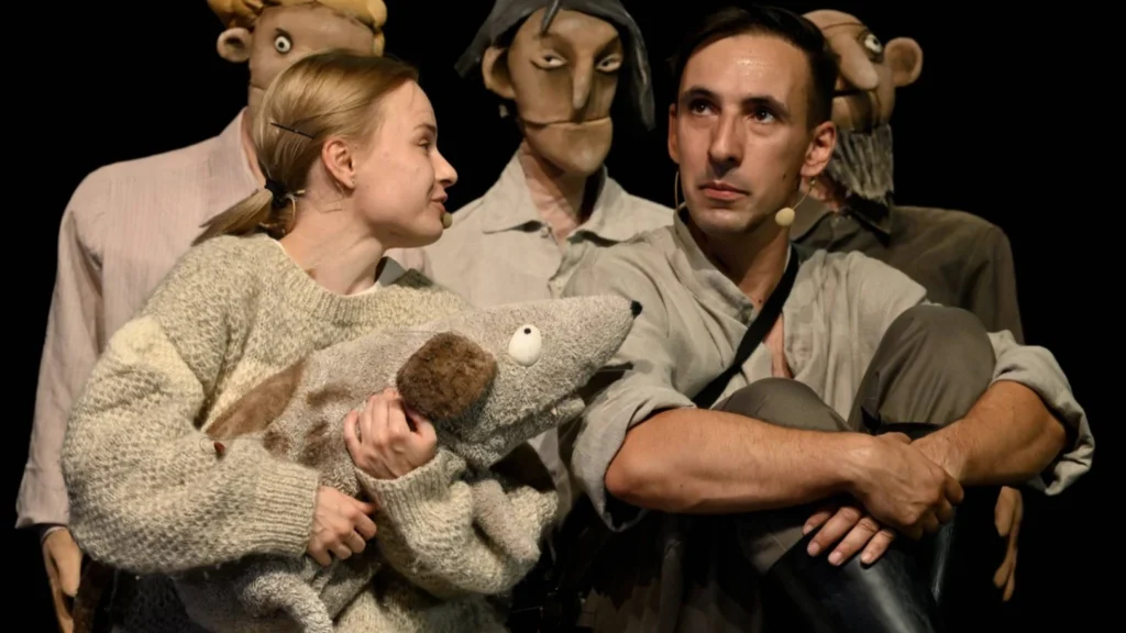 Scena iš spektaklio „Mergaitė su šautuvu“. Plačiau: https://www.vz.lt/laisvalaikis/2025/09/28/po-premjeros-buti-kaip-ronja-buti-kaip-magde-573273