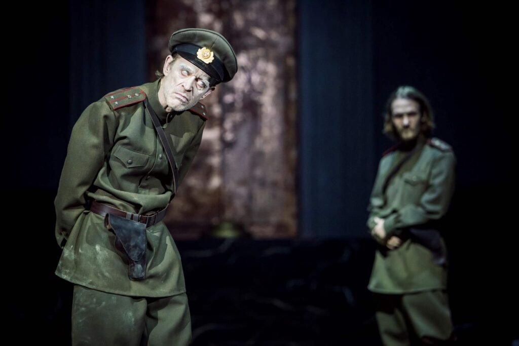 Scena iš spektaklio „Lietuviškos Vėlinės“, režisierius Jakubas Skrzywanekas (Nacionalinis Kauno dramos teatras, 2025). Donato Stankevičiaus nuotrauka