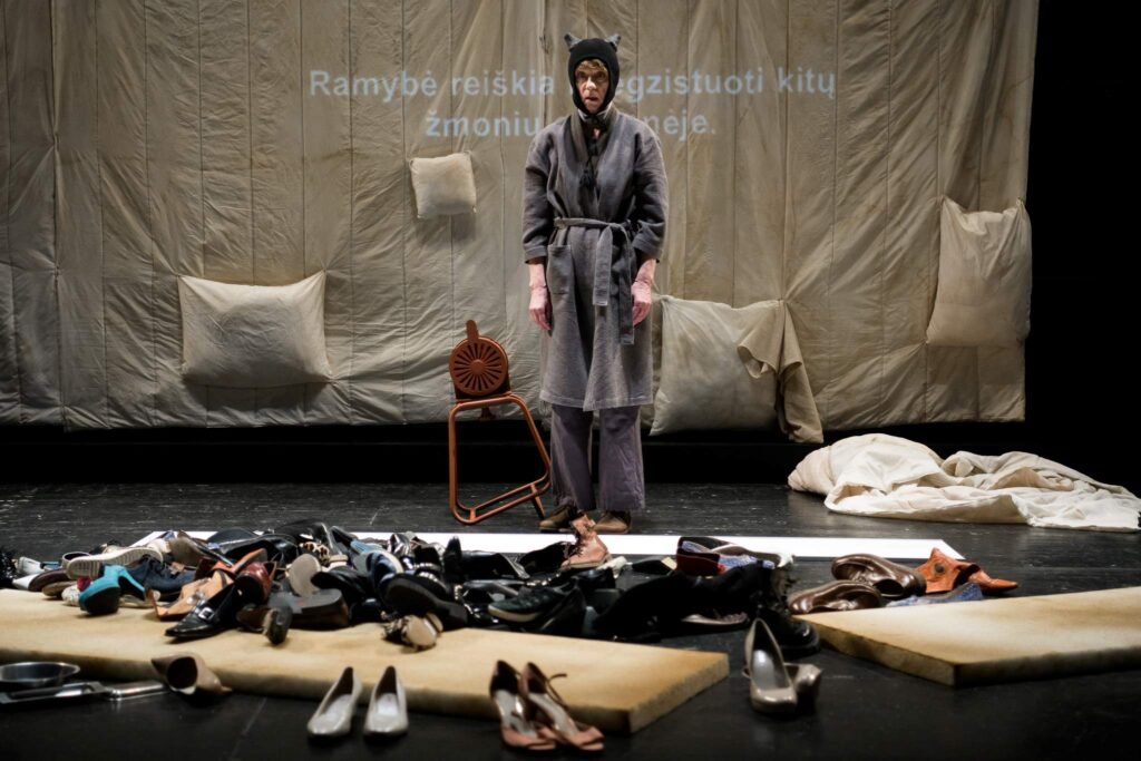 Scena iš spektaklio „Trukdis“